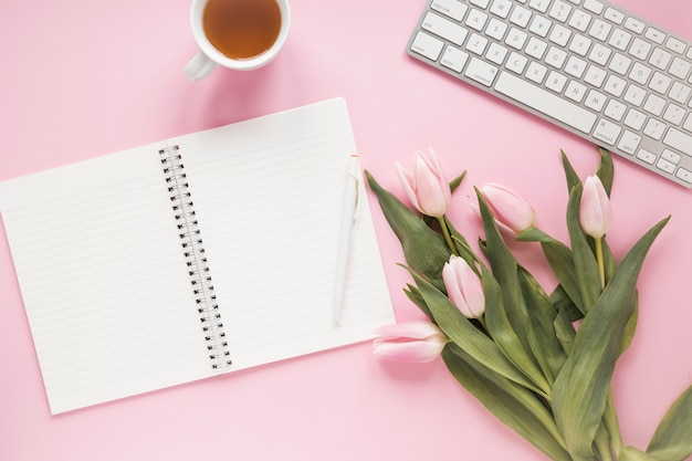 Tulipes avec carnet, clavier et thé