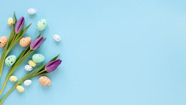 Tulipes à côté des oeufs de Pâques avec copie-espace