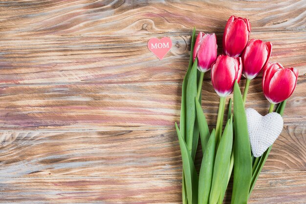 tulipes décoratives sur la surface en bois pour la fête des mères