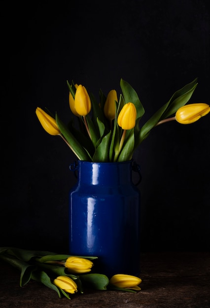 Tulipes en fleurs sur vase