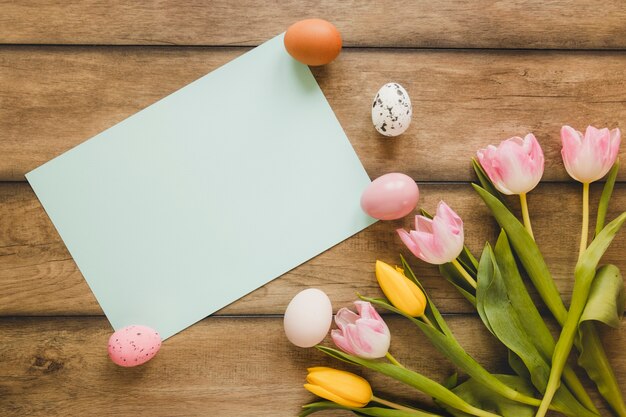 Tulipes et oeufs près de papier vide