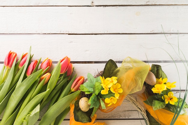 Tulipes près de la couronne de Pâques