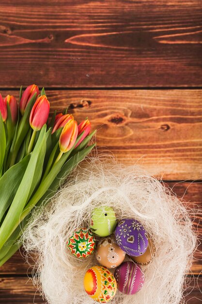 Photo gratuite tulipes près de nid avec des oeufs