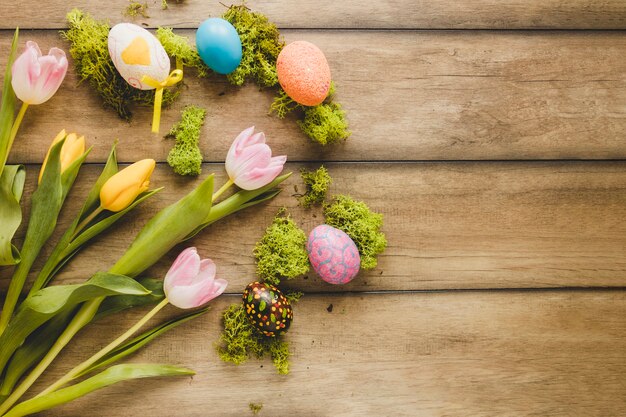 Tulipes près des oeufs et de la mousse