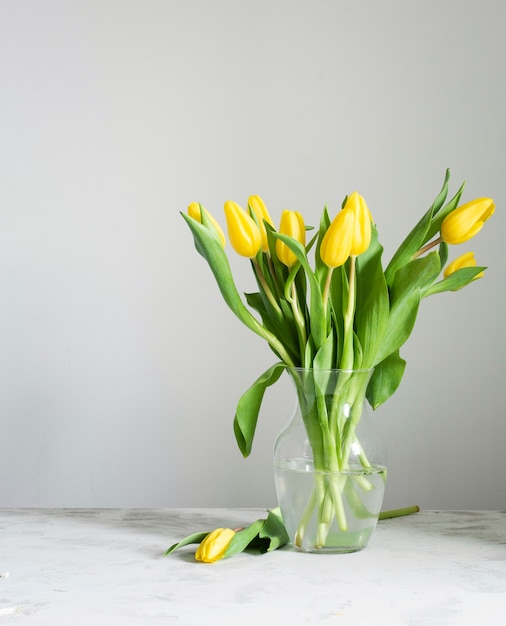 Tulipes de printemps à angle élevé dans un vase