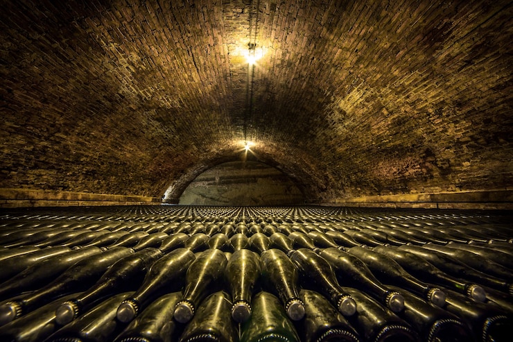 Photo gratuit un tunnel de cave avec des bouteilles en verre