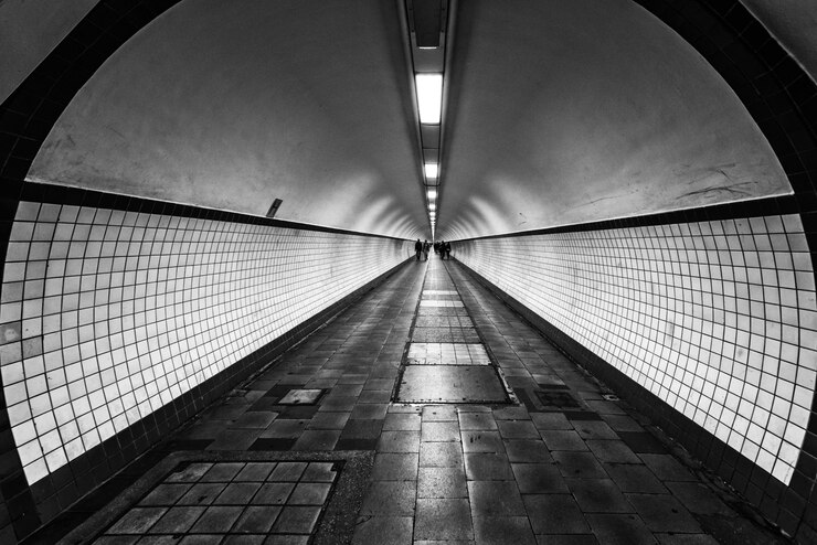 Tunnel souterrain à travers la gare