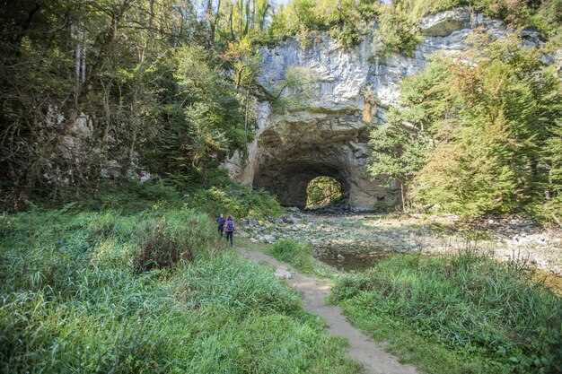 Tunnel à travers une paroi rocheuse dans un parc naturel à Rakov Skocjan, Slovénie