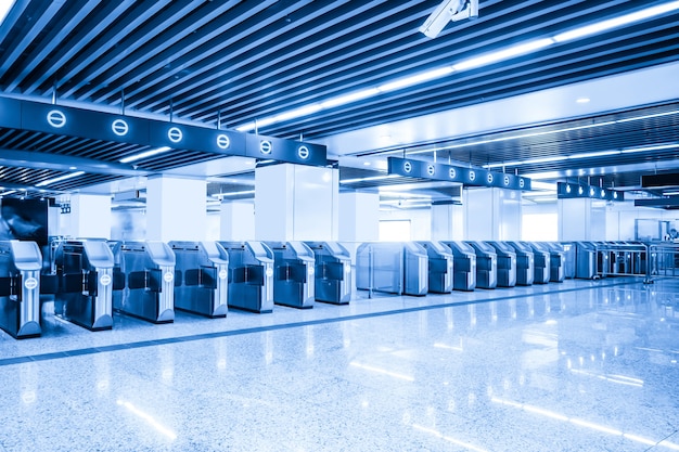 Photo gratuite turnstiles sur l'entrée du métro