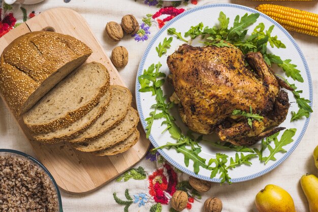 Turquie pour thanksgiving à côté du pain