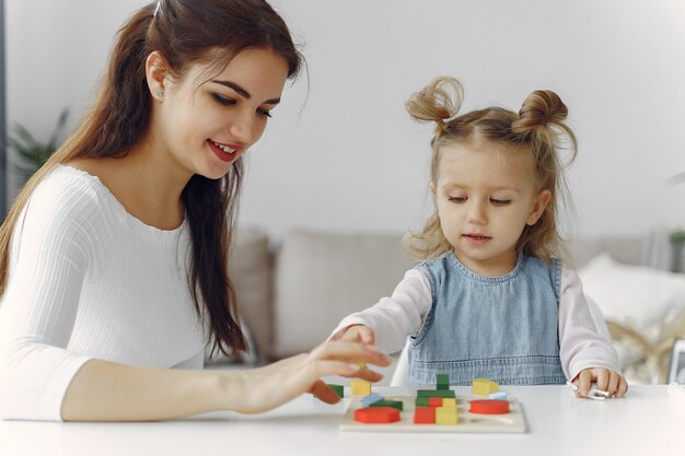 Tuteur avec petite fille étudie à la maison