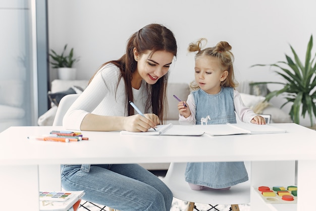 Tuteur avec petite fille étudie à la maison