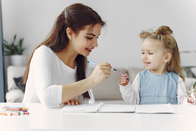 Tuteur avec petite fille étudie à la maison