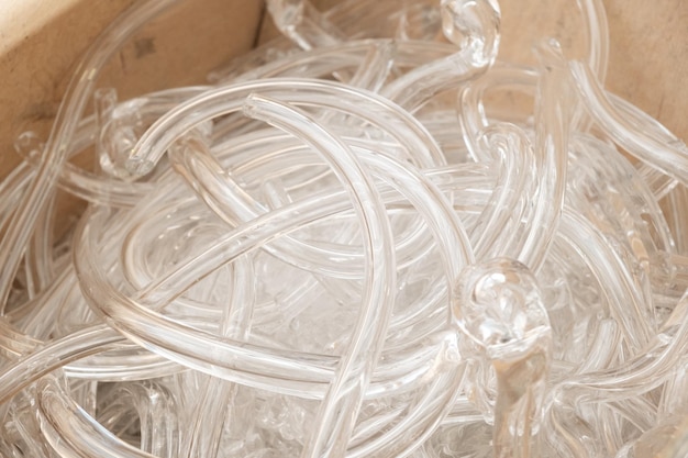 Tuyaux en verre clair cassés préparés pour le recyclage et la fabrication d'objets décoratifs dans de grandes c...