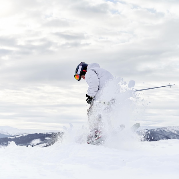 Types de sports d'hiver Skieur faisant des tours dans les montagnes en hiver