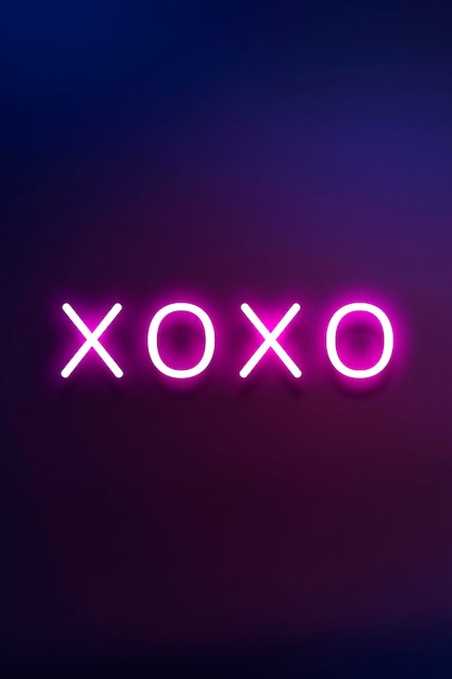 Typographie lumineuse au néon XOXO sur fond violet foncé