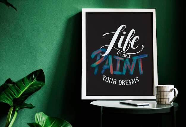 Photo gratuite une typographie de motivation imprimée sur le bureau contre le mur vert