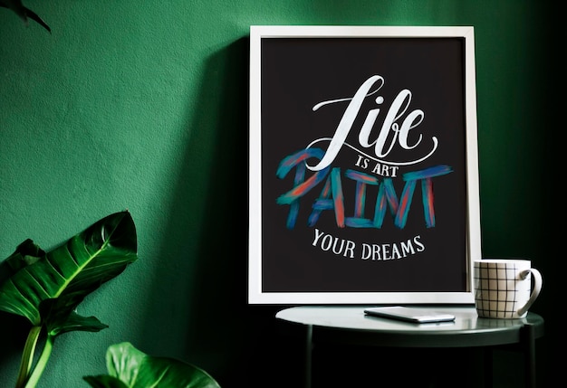 Une typographie de motivation imprimée sur le bureau contre le mur vert
