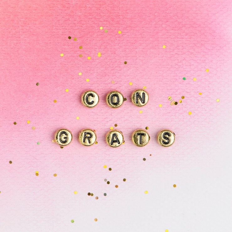 Photo gratuit typographie de texte de perles de félicitations d'or sur le rose
