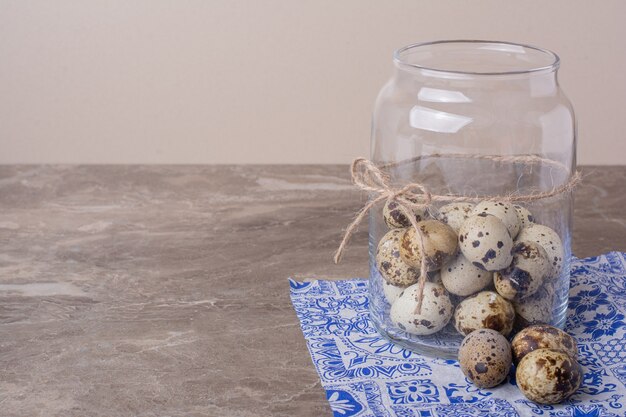 Œufs de caille dans un bocal en verre