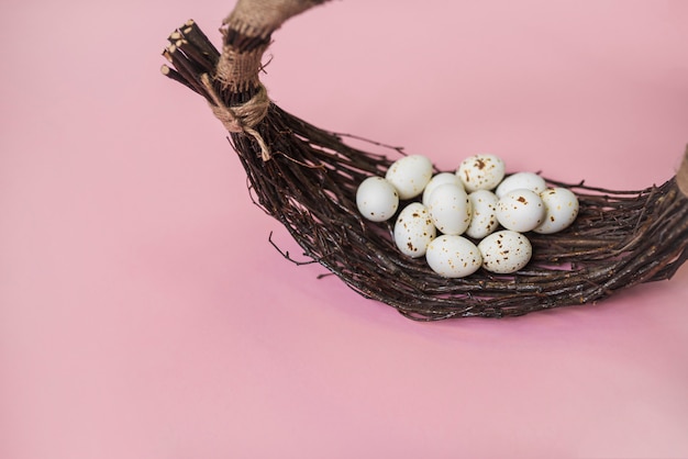 Œufs de poule blanche dans le panier sur la table