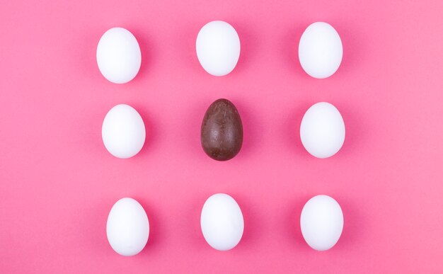 Œufs de poule blanche avec œuf au chocolat