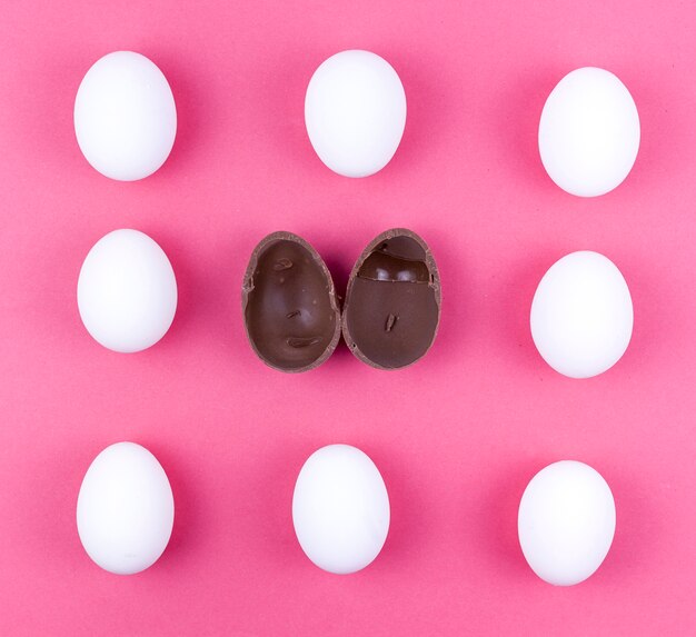 Œufs de poule blanche avec un œuf au chocolat