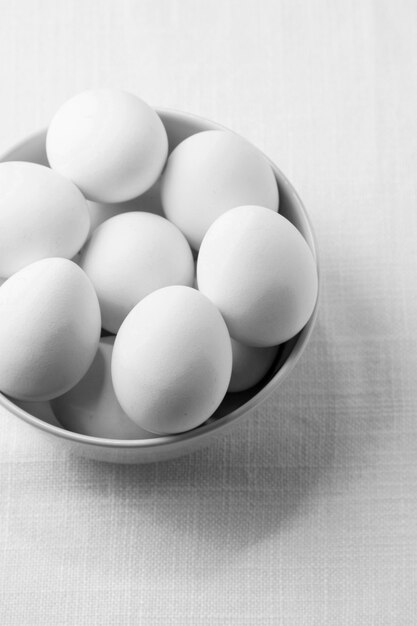 Œufs de poule blancs à angle élevé dans un bol