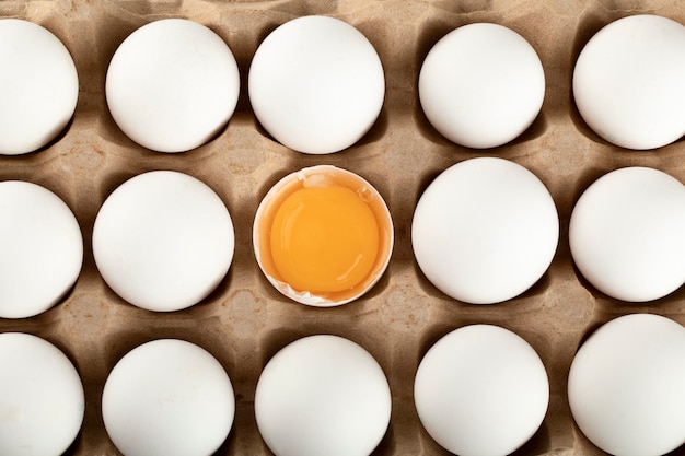 Œufs de poule crus dans un contenant en carton.