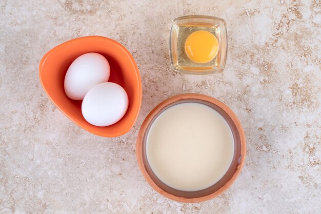 Œufs de poule frais crus sur une surface en marbre