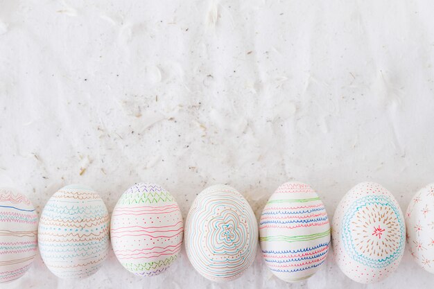 Œufs de poule avec motifs près de piquants sur textile