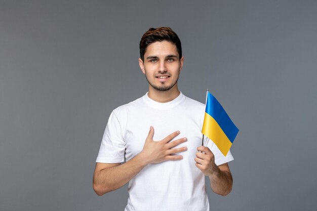 Ukraine conflit russe assez mignon bel homme en chemise blanche avec les mains sur la poitrine heureux