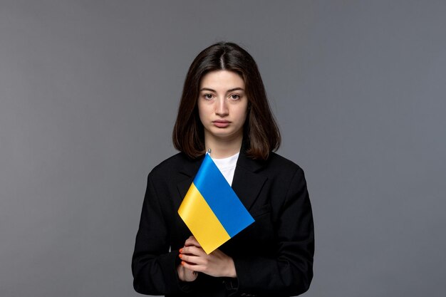 Ukraine conflit russe cheveux noirs jolie jeune femme en blazer noir bouleversé et pleurant