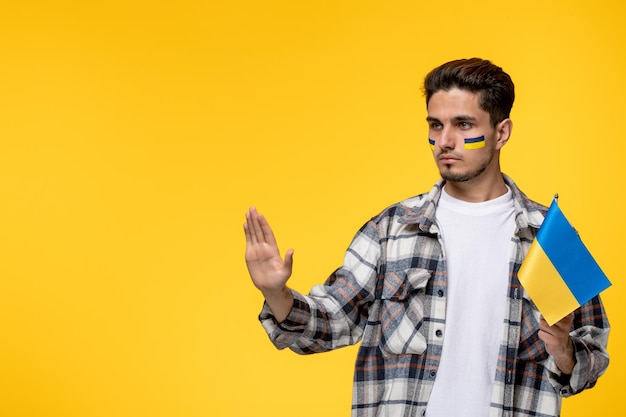 Ukraine conflit russe courageux mignon beau mec avec des drapeaux sur les joues