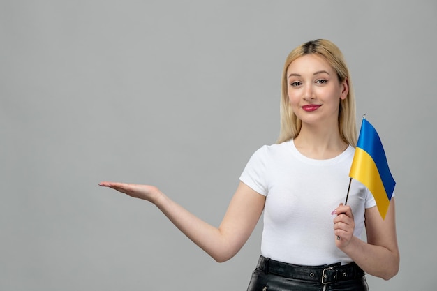 Photo gratuite ukraine russe conflit blonde jolie fille avec rouge à lèvres et drapeau ukrainien agitant les mains