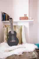 Photo gratuite ukulele allongé sur une chaise