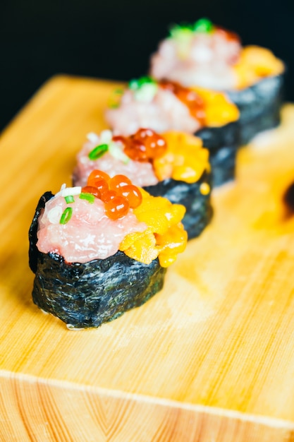 Photo gratuite uni sushi avec otoro thon et oeuf de saumon sur le dessus