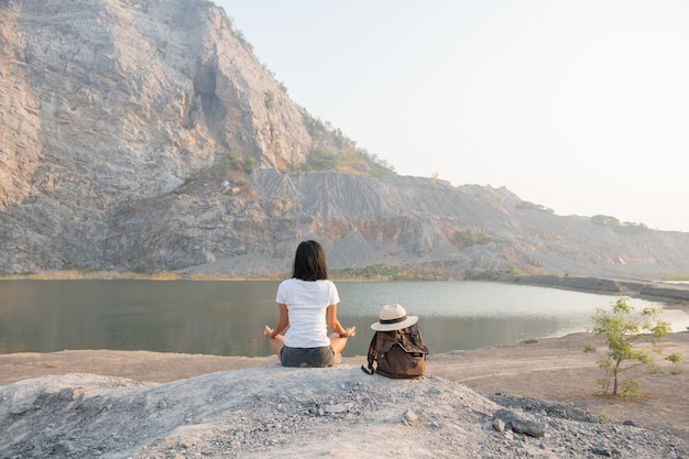 Unité avec la nature. jeune femme, faire, méditer, dehors, près, lac