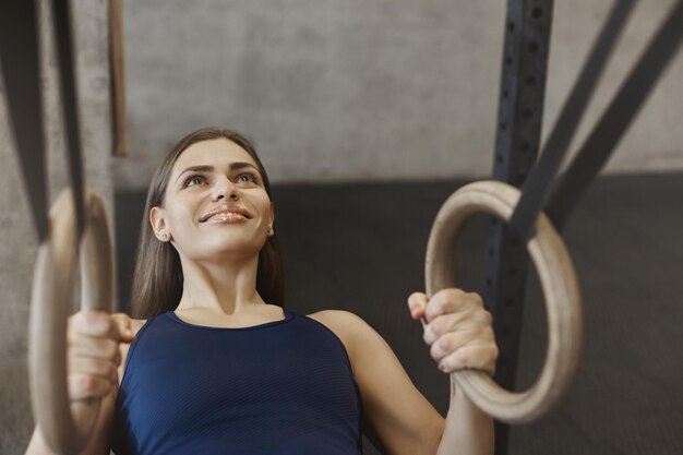 Upperangle gros plan déterminé et heureux souriant jeune actif