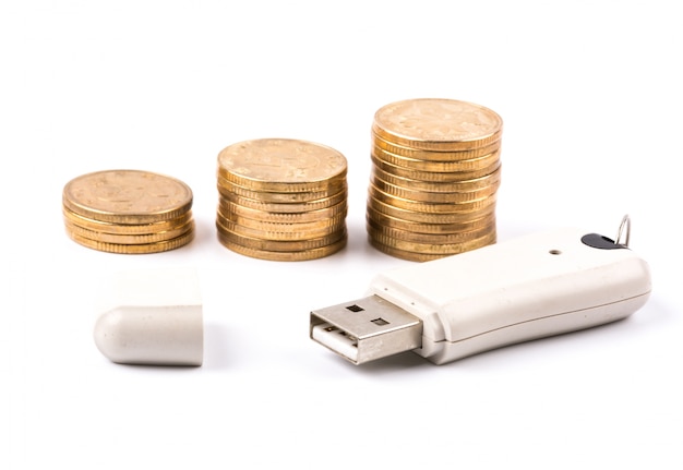 Photo gratuite usb disque avec des pièces de monnaie