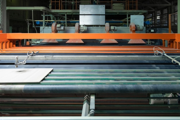 Usine de ciment à l'intérieur Convoyeur de production de ciment industriel Ligne de convoyeur pour carreaux de céramique à l'usine lourde pour la production de carreaux de céramique