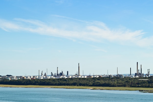 Photo gratuite une usine de raffinerie de pétrole industriel près de southampton, angleterre