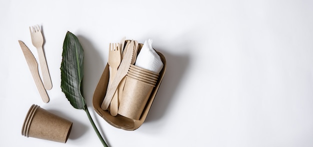 Ustensiles jetables écologiques en bois de bambou et vue de dessus en papier. Le concept de sauver la planète, le rejet du plastique.