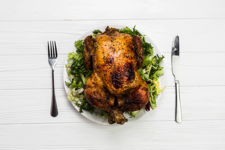 Photo gratuit ustensiles près de poulet sur la salade