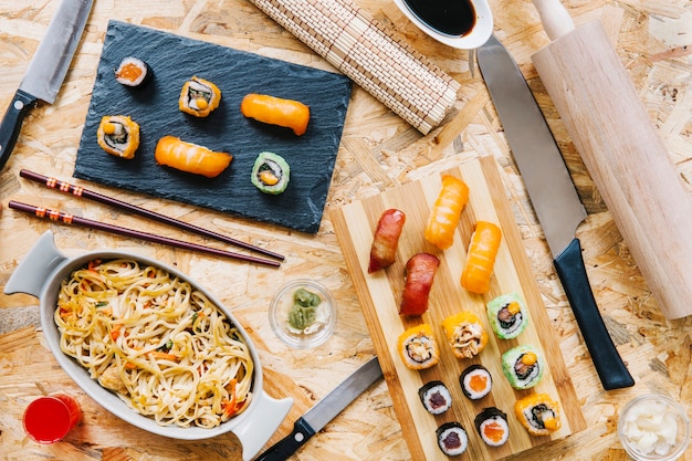 Photo gratuite ustensiles près de sushi et de nouilles
