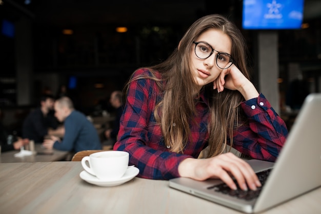 Utilisant la femme de travail ordinateur internet