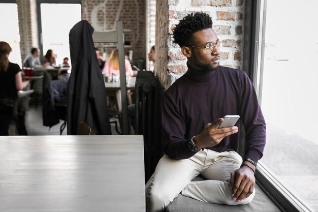 Utilisant la tablette africaine homme américain