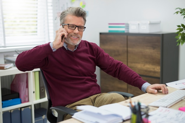 Utilisation du téléphone pendant la pause au travail