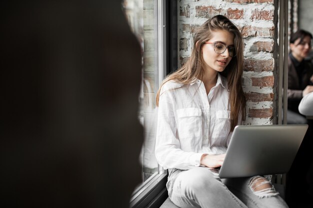 Utilisation de l&#39;ordinateur informatique femme