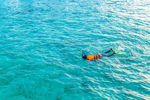 Vacances de bikini sous-marins chauds à la plongée avec tuba